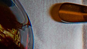 El lugar ofrece una variedad de platos de la comida mediterránea con toques modernos.