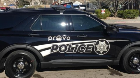 La policía de Provo llegó al hospital en donde estaba la niña con Servicios Infantiles.