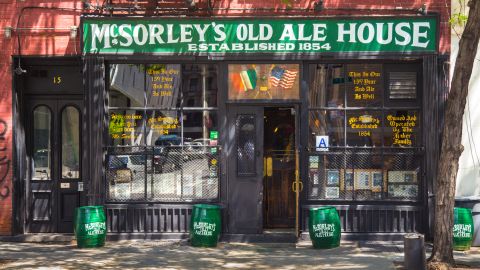 El bar McSorley’s Old Ale House, es el más antiguo, fundado a mediados del siglo XIX.