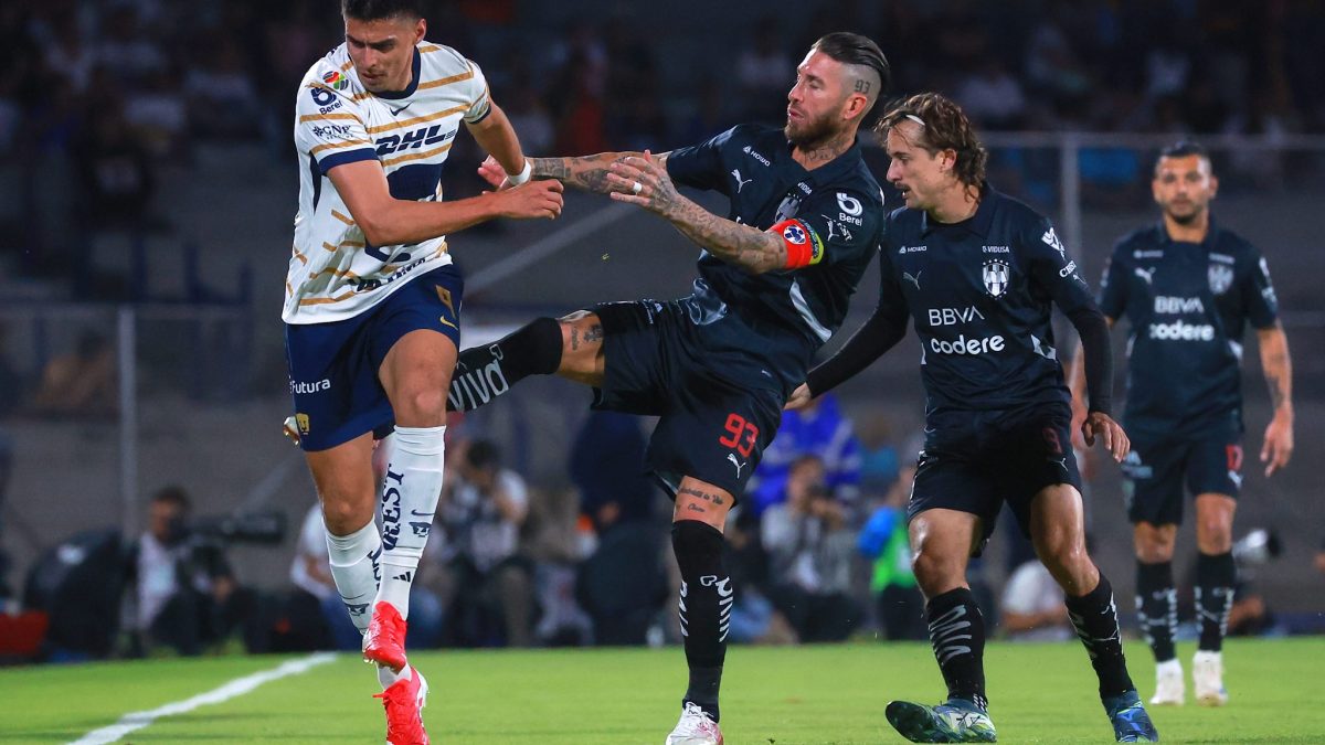 Sergio Ramos se burla de su primera expulsión en México tras patear a un rival en la retaguardia
