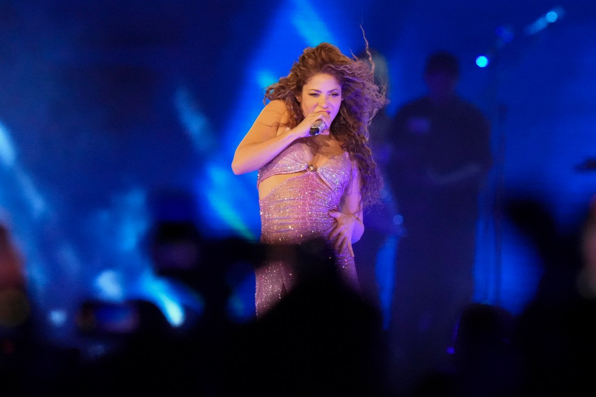 Shakira muestra su rutina de peinado y maquillaje antes de cada concierto
