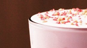 Los desarrolladores de bebidas de Starbucks crrearon un chai primaveral con notas a cereza.