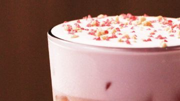 Los desarrolladores de bebidas de Starbucks crrearon un chai primaveral con notas a cereza.