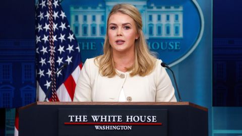 La secretaria de prensa de la Casa Blanca, Karoline Leavitt, ofrece una conferencia de prensa en la Casa Blanca, en Washington, D.C., EE.UU., el 19 de marzo de 2025.