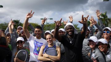 Carlos Alcaraz y Frances Tiafoe comparten con la medallista olímpica Mónica Puig durante una clínica deportiva en Guaynabo, Puerto Rico.