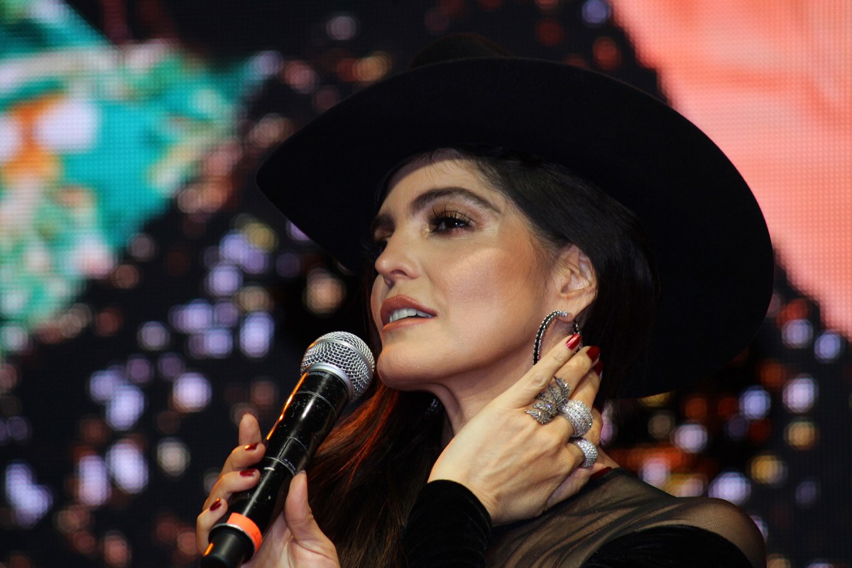 Abuchean a Ana Bárbara por invitar a su show a Yaritza y Su Esencia