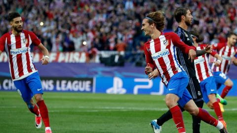 Antoine Griezmann celebra el gol de penal que marcó al Real Madrid en 2017, en partido de semfinales de Champions League.