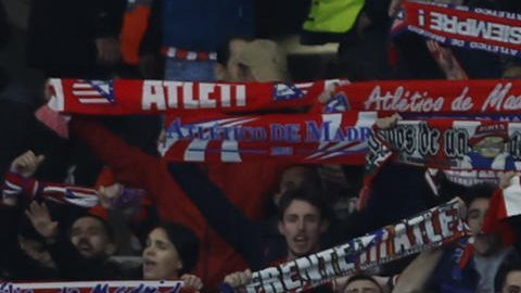 Aficionados del Atlético de Madrid durante el partido de vuelta de los octavos de final de la Liga de Campeones entre el Atlético de Madrid y Real Madrid.
