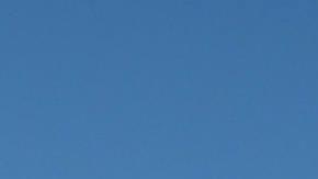 Activistas y afiliados de la Hispanic Federation (HF) sostienen carteles durante una rueda de prensa este martes, frente a la sede del Congreso estadounidense en Washington (Estados Unidos).