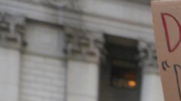 La gente se congregó en Foley Square, cerca del juzgado federal donde se celebró una audiencia sobre el caso del graduado de la Universidad de Columbia y activista palestino Mahmoud Khalil, para protestar por su reciente arresto en Nueva York, EE. UU., el 12 de marzo de 2025.