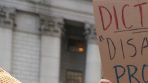 La gente se congregó en Foley Square, cerca del juzgado federal donde se celebró una audiencia sobre el caso del graduado de la Universidad de Columbia y activista palestino Mahmoud Khalil, para protestar por su reciente arresto en Nueva York, EE. UU., el 12 de marzo de 2025.
