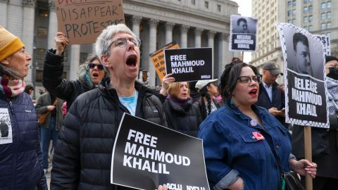 La gente se congregó en Foley Square, cerca del juzgado federal donde se celebró una audiencia sobre el caso del graduado de la Universidad de Columbia y activista palestino Mahmoud Khalil, para protestar por su reciente arresto en Nueva York, EE. UU., el 12 de marzo de 2025.