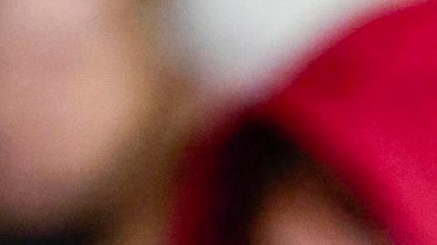 Fieles asisten al rezo del Rosario por la salud del Papa Francisco, hospitalizado con neumonía, en la Plaza de San Pedro, Ciudad del Vaticano, el 19 de marzo de 2025.