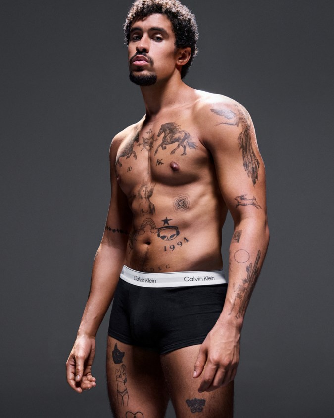 Bad Bunny hace su debut con Calvin Klein.