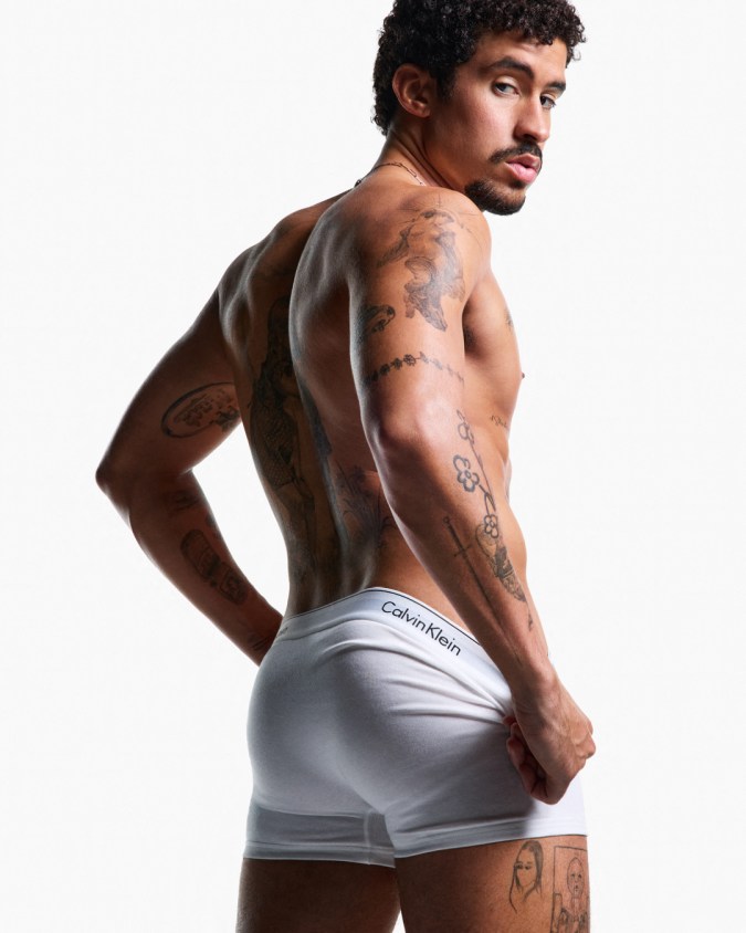 Bad Bunny hace su debut con Calvin Klein.