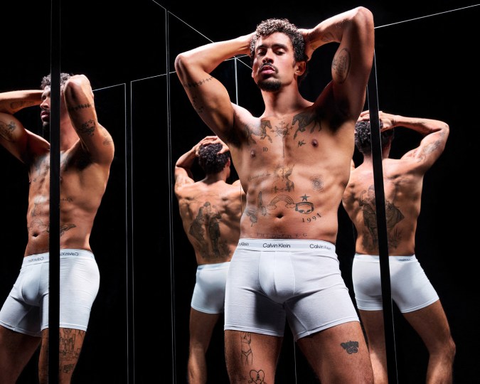 Bad Bunny hace su debut con Calvin Klein.