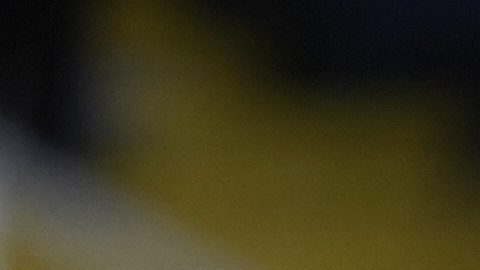 Robert Lewandowski observa a Lamine Yamal durante el calentamiento previo al partido de Champions League entre el FC Barcelona y el Benfica.