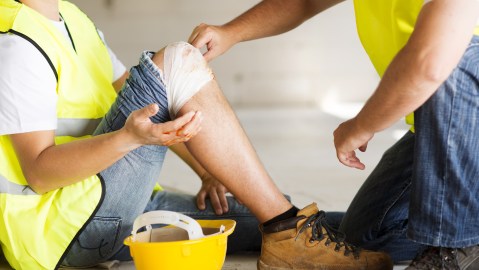 Un abogado en casos de accidentes de construcción puede preparar el caso, defender a la víctima y en algunos casos presentar demanda civil para obtener mayores beneficios.