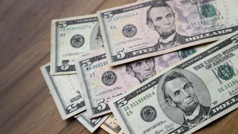 Actualmente, el billete de $5 dólares cuenta con la imagen de Abraham Lincoln, pero el de 1896 tenía a Ulysses S. Grant, presidente y héroe de guerra, junto al General Philip Sheridan.