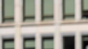 Manifestantes sostienen un cartel mientras equipos del gobierno local comienzan la reconstrucción de la Plaza Black Lives Matter (BLM) frente a la Casa Blanca en Washington, DC, EE.UU., el 10 de marzo de 2025.