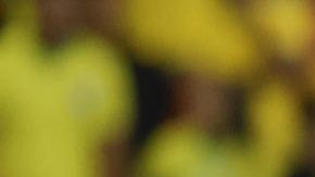 Alisson Becker (y Davinson Sánchez mientras son atendidos tras un golpe de cabezas en el partido de eliminatorias sudamericanas al Mundial de 2026.