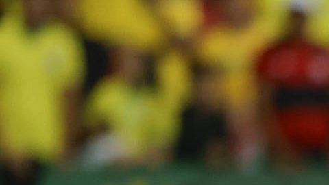 Alisson Becker (y Davinson Sánchez mientras son atendidos tras un golpe de cabezas en el partido de eliminatorias sudamericanas al Mundial de 2026.
