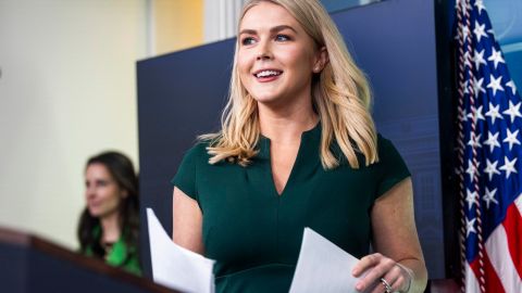 La secretaria de prensa de la Casa Blanca, Karoline Leavitt, habla con periodistas en la sala de prensa de la Casa Blanca en Washington, DC, EE. UU., el 17 de marzo de 2025.