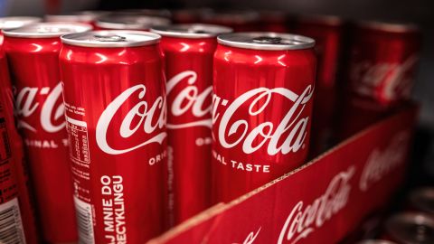 coca-cola-retiro-10-mil-latas