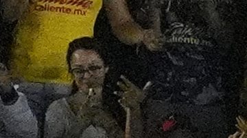 Jugadores del América celebran con su afición tras vencer al Guadalajara.