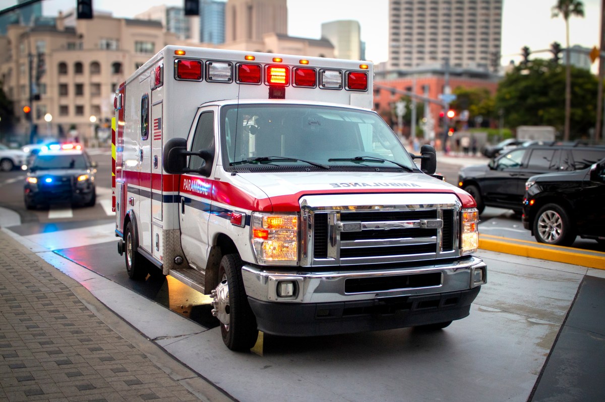 Los influencers Nina Santiago y Patrick Blackwood sobreviven a impacto de SUV mientras grababan reseña de hamburguesa