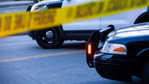 La policía respondió una llamada de emergencia sobre un altercado en un autobús cerca de las 3:00 hora local ( 7: 00 GMT).