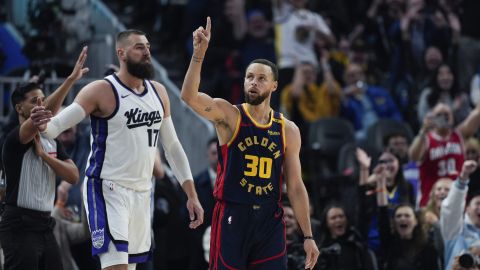 Stephen Curry celebra tras anotar su récord de triples con los Golden State Warriors.