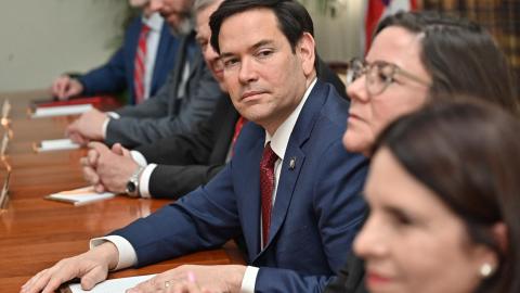 El secretario de Estado de Estados Unidos, Marco Rubio (c), participa durante una reunión este miércoles en Kingston (Jamaica).