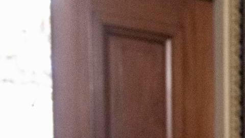 El líder de la minoría del Senado estadounidense, Chuck Schumer (izq.), sale de un almuerzo de las asambleas demócratas en el Capitolio estadounidense en Washington, D.C., EE. UU., el 13 de marzo de 2025.