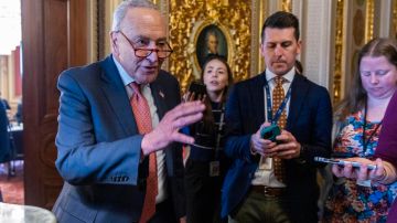 El líder de la minoría del Senado estadounidense, Chuck Schumer (izq.), sale de un almuerzo de las asambleas demócratas en el Capitolio estadounidense en Washington, D.C., EE. UU., el 13 de marzo de 2025.
