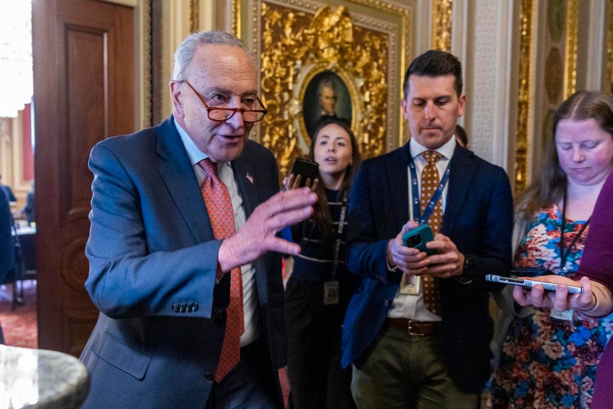 Los demócratas no bloquerán el presupuesto y evitarán el cierre del gobierno, dice Schumer