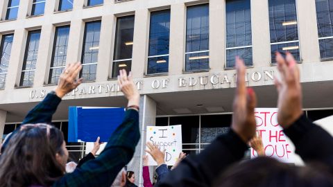 Funcionarios y simpatizantes del Departamento de Educación se manifiestan frente al departamento en Washington, D.C., EE. UU., el 11 de marzo de 2025.