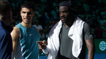 Carlos Alcaraz y Frances Tiafoe posterior al duelo de exhibición.