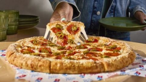 Del 3 al 9 de marzo, Domino's estará celebrando la semana de la pizza con masa rellena.