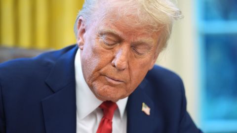 Trump firmó la prórroga de presupuestos federales que aumentan gasto militar y seguridad migratoria