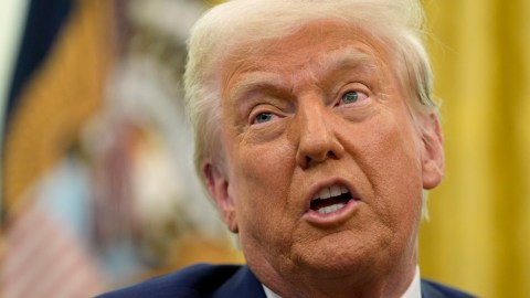 Trump firmó orden ejecutiva que declara el inglés como el idioma oficial de Estados Unidos