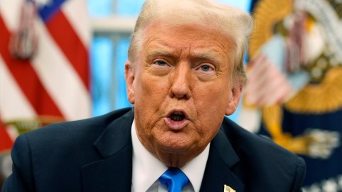 Donald Trump da por terminada la "invasión" de migrantes a Estados Unidos
