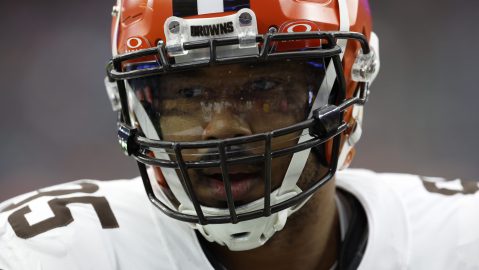 Myles Garrett durante un encuentro de la NFL.