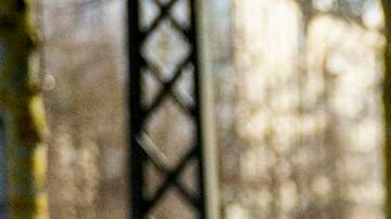 Personas se congregan para una protesta frente a la Embajada de los Estados Unidos de América en Copenhague, Dinamarca, el 29 de marzo de 2025.