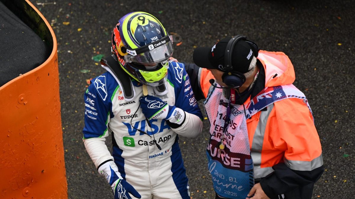 Piloto revienta en llanto tras abandonar el GP de Australia en su debut en Fórmula 1