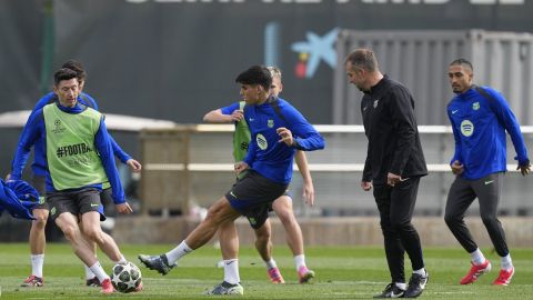 El entrenador del FC Barcelona, Hansi Flick (2d), junto a varios de sus jugadores durante el entrenamiento de este lunes en la ciudad deportiva Joan Gamper.