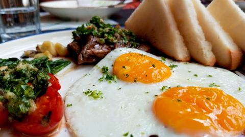 Una famosa cadena de restaurantes en Estados Unidos cobra temporalmente 50 centavos por cada huevo incluido en sus platillos.