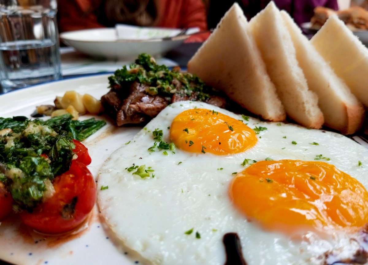 Restaurantes aplican un "impuesto" al huevo y cobran un extra por la crisis
