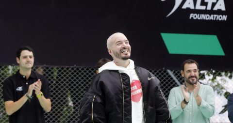 El cantante colombiano J Balvin participa en la entrega de la nueva cancha Polideportiva Santa Inés como parte del proyecto global FC FUTURES este miércoles, en la Comuna 3 en Medellín.
