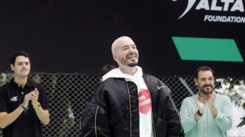 El cantante colombiano J Balvin participa en la entrega de la nueva cancha Polideportiva Santa Inés como parte del proyecto global FC FUTURES este miércoles, en la Comuna 3 en Medellín.